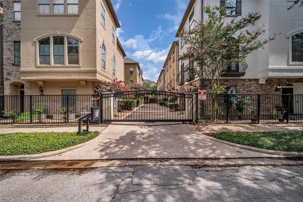 Property Photo: 542 Bomar Street TX 77006