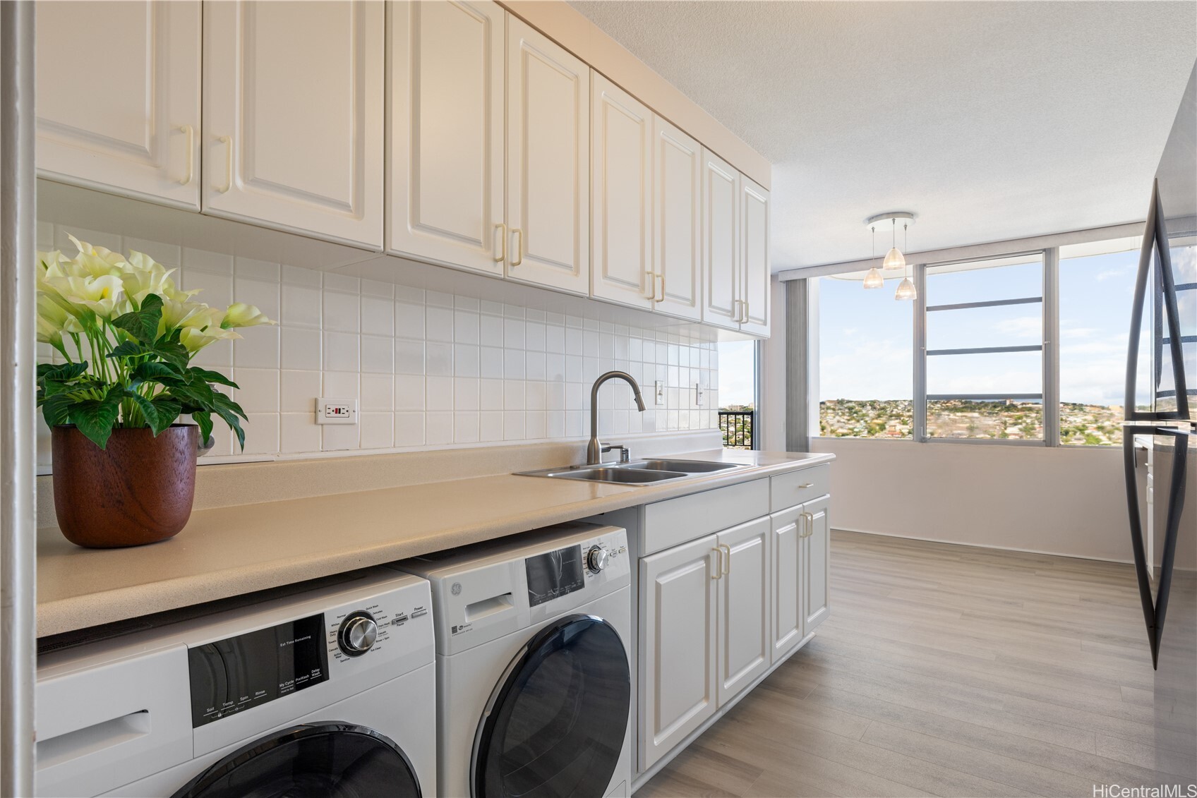 2825 S King Street 2403  Honolulu HI 96826 photo