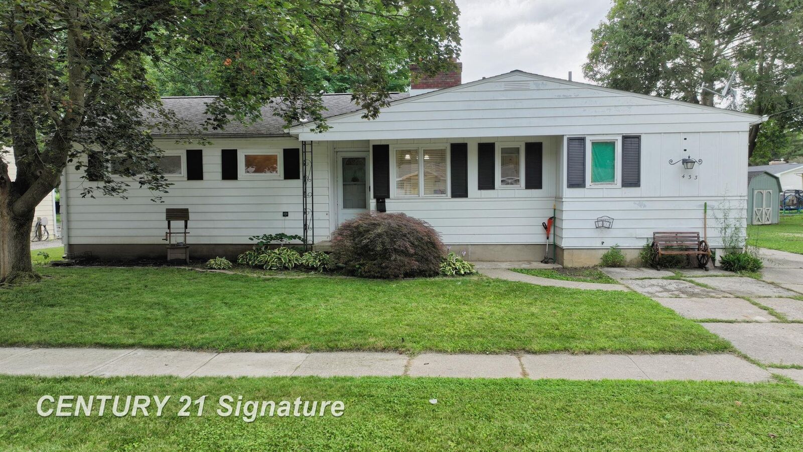 Property Photo: 433 Crestview Street MI 48433