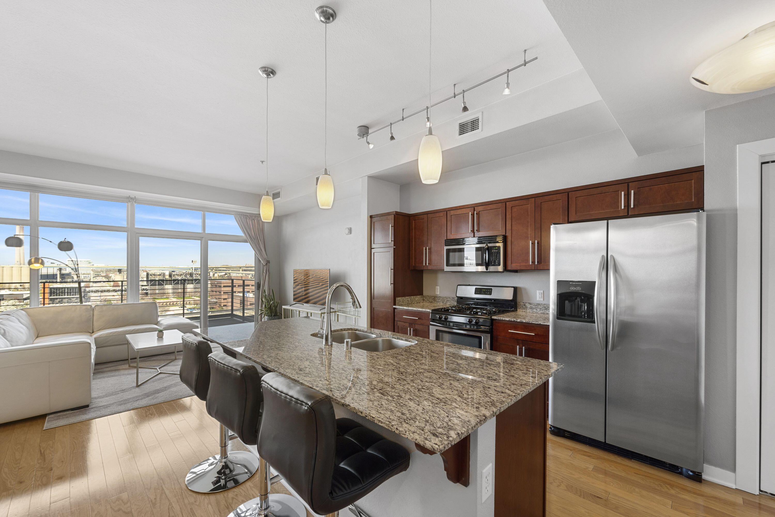 Property Photo: 106 W Seeboth St 821 53204