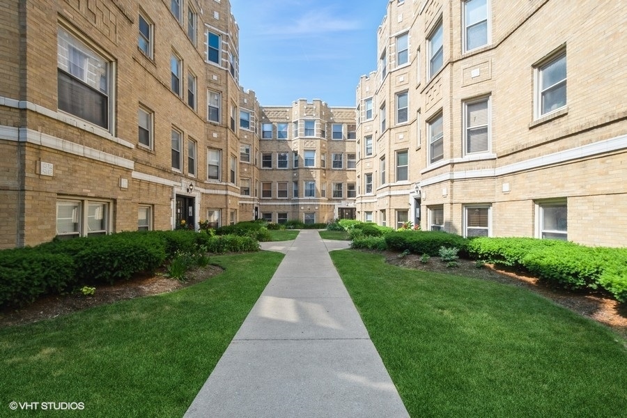 Property Photo:  1634 W Columbia Avenue 2S  IL 60626 