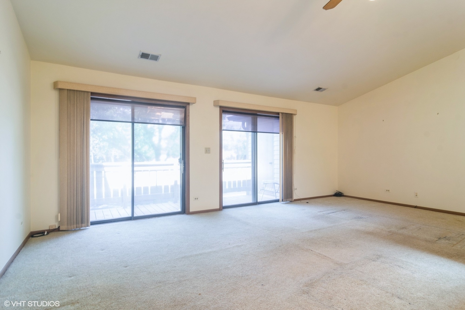 Property Photo: 4130 N Pheasant Trail Court 2 IL 60004