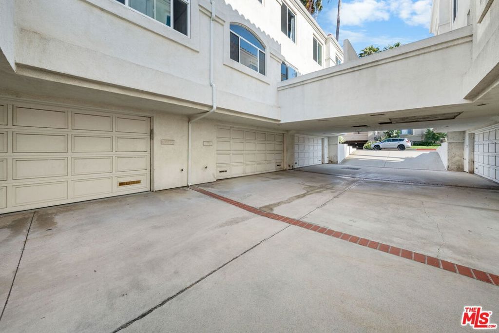 Property Photo:  1629 E Palm Avenue 7  CA 90245 