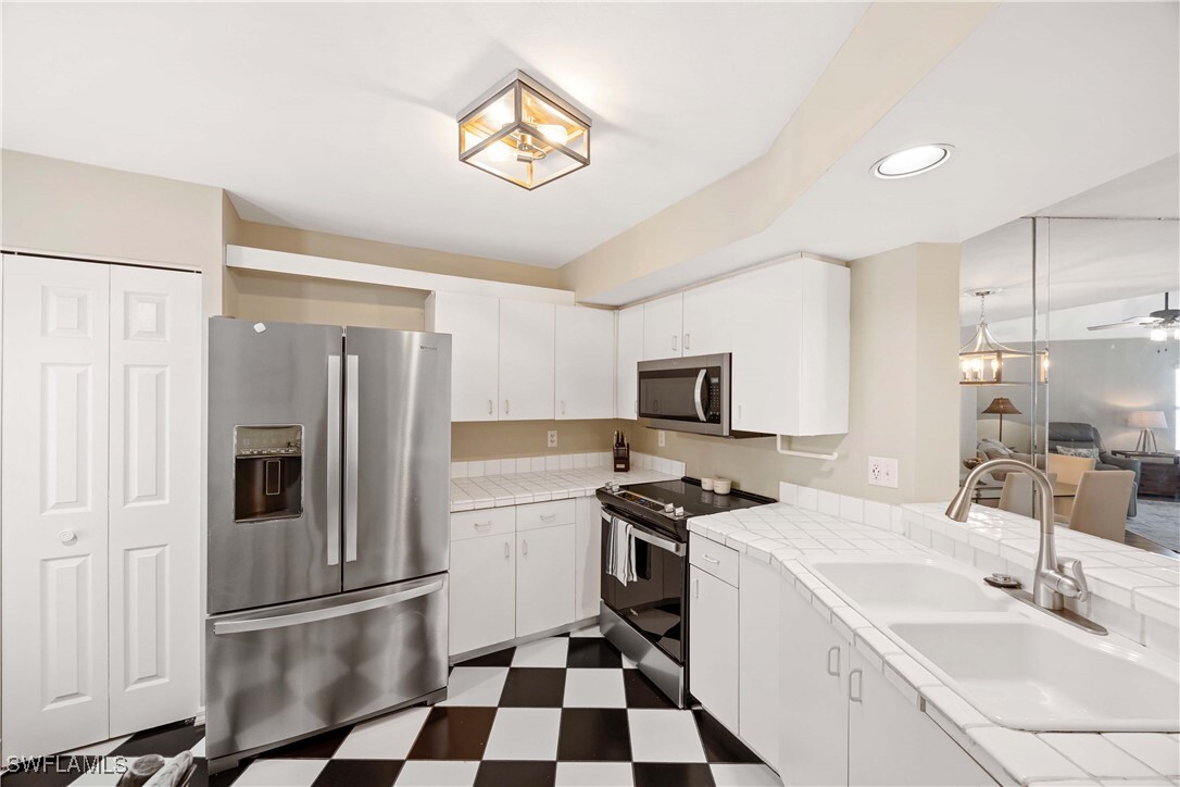 Property Photo: 1096 Woodshire Lane C201 FL 34105