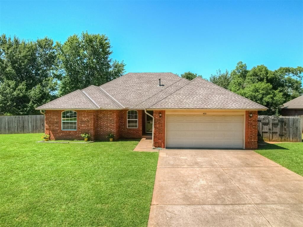 Property Photo:  400 Ryan Way  OK 73003 