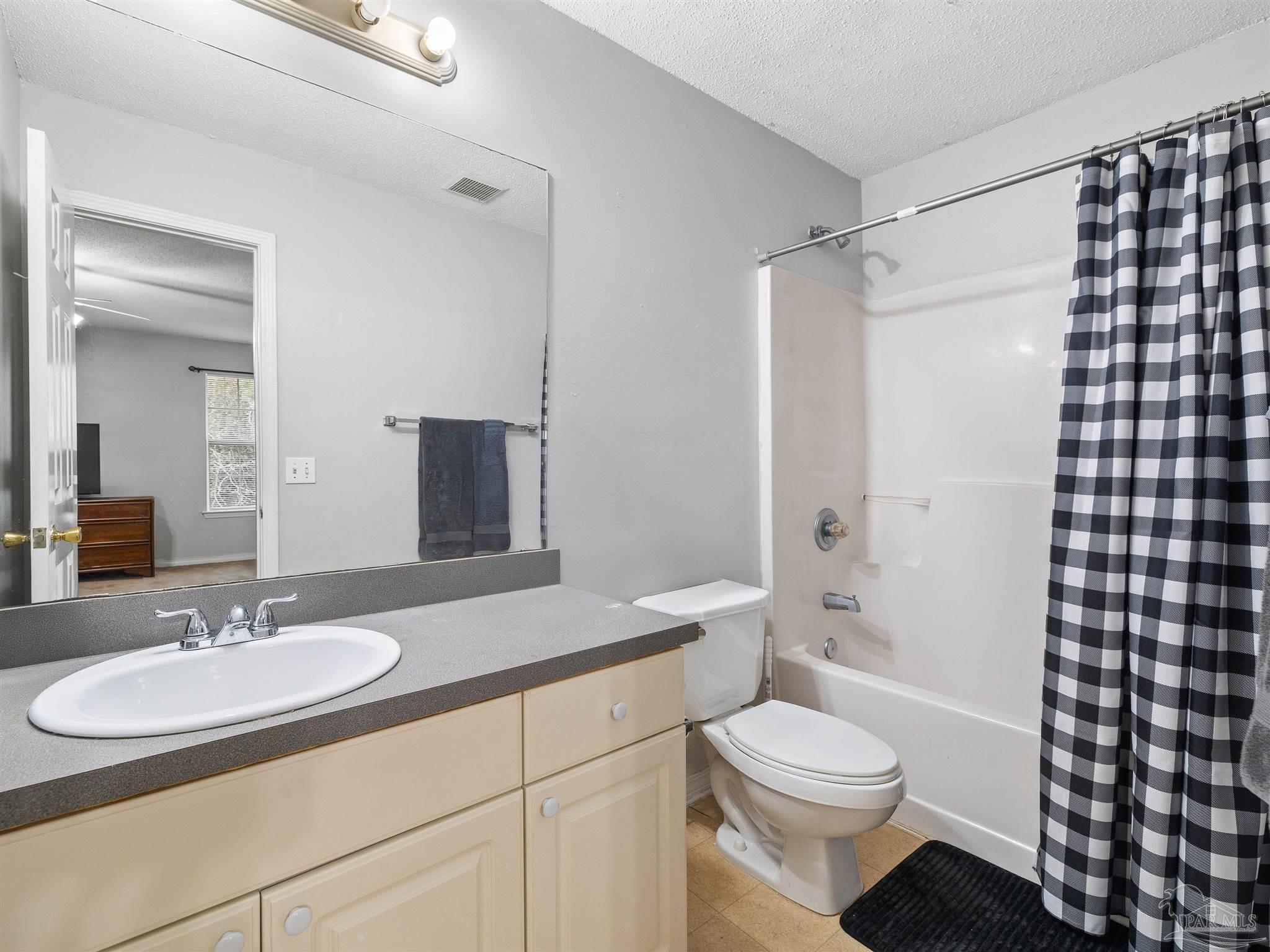 Property Photo: 477 Keystone Rd FL 32569