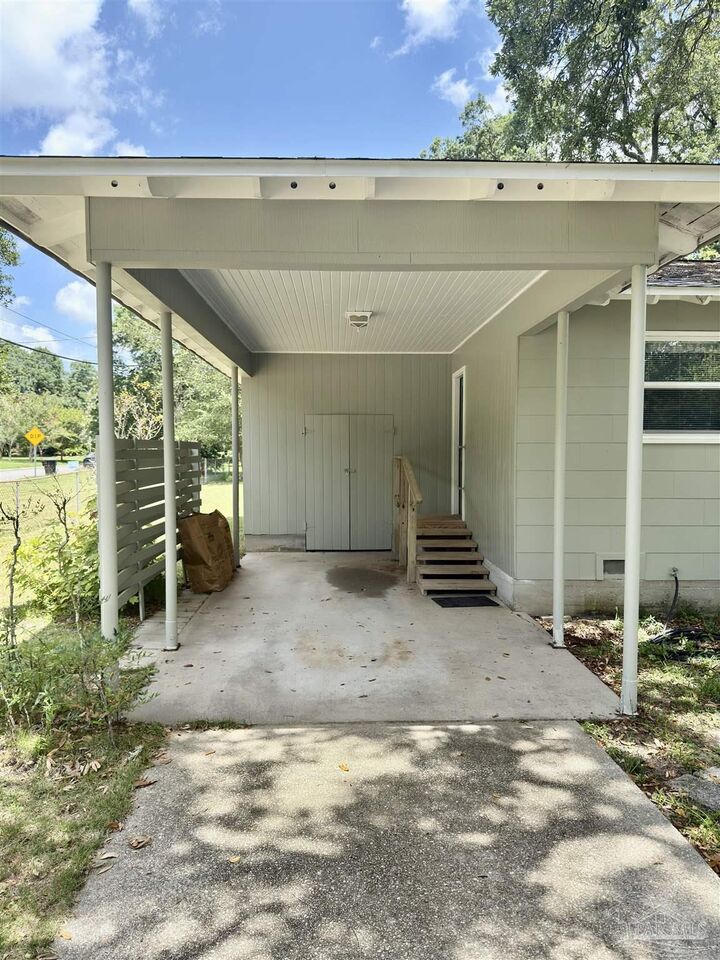 Property Photo: 1400 E Mallory St FL 32503