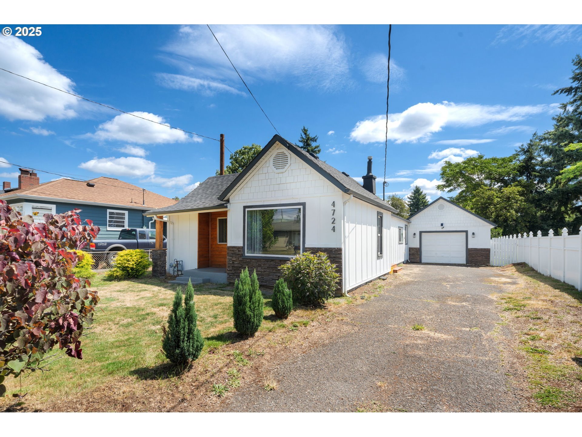 Property Photo: 4724 SE 99th Ave OR 97266