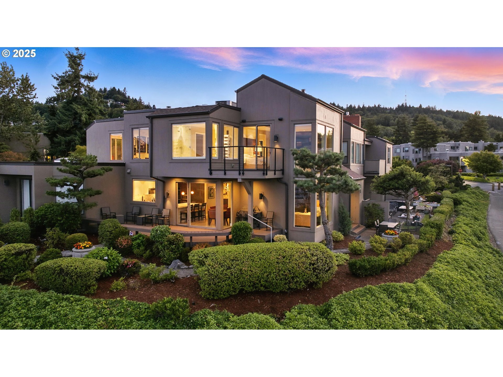 5960 S Riverpoint Ln  Portland OR 97239 photo