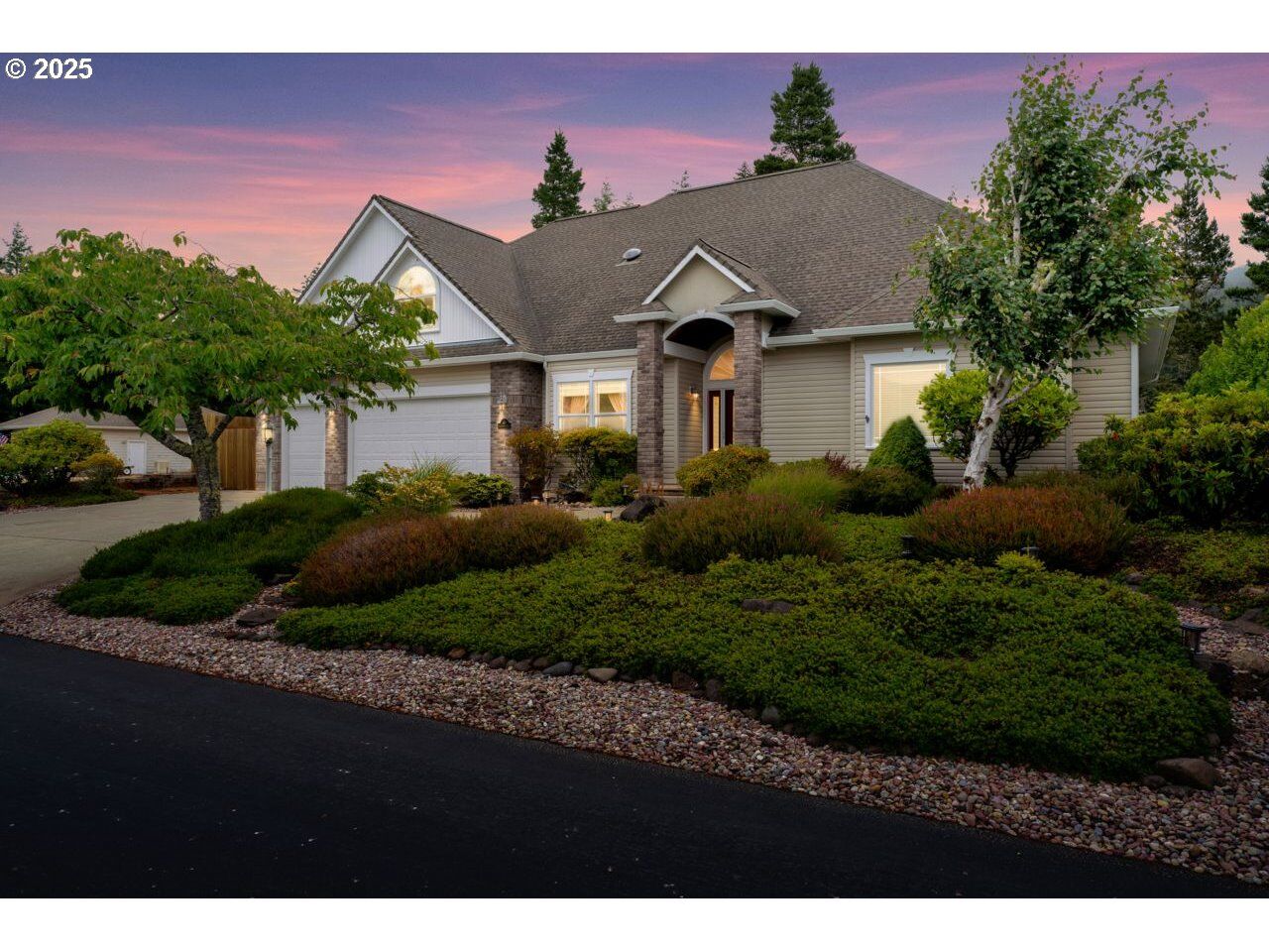 Property Photo: 40 Ocean Dunes Dr OR 97439
