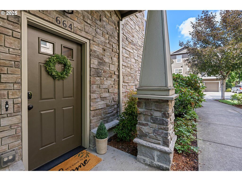 Property Photo:  664 NE Adwick Dr  OR 97006 