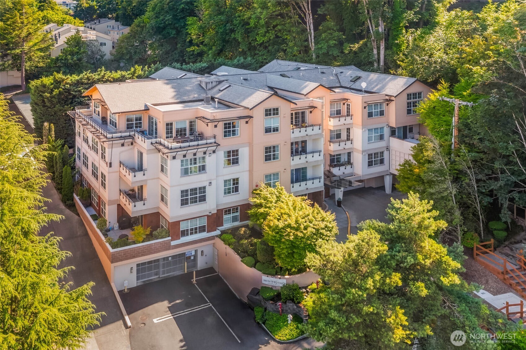 Property Photo: 7549 SE 29th Street 305 WA 98040