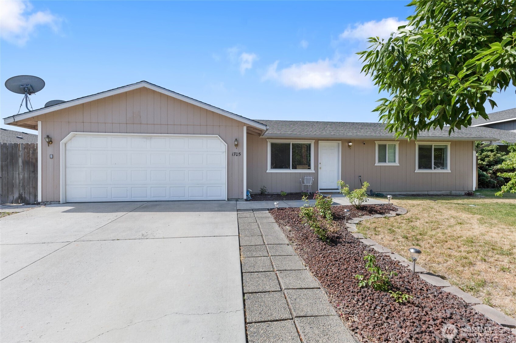 Property Photo: 1705 W Mockingbird WA 98837