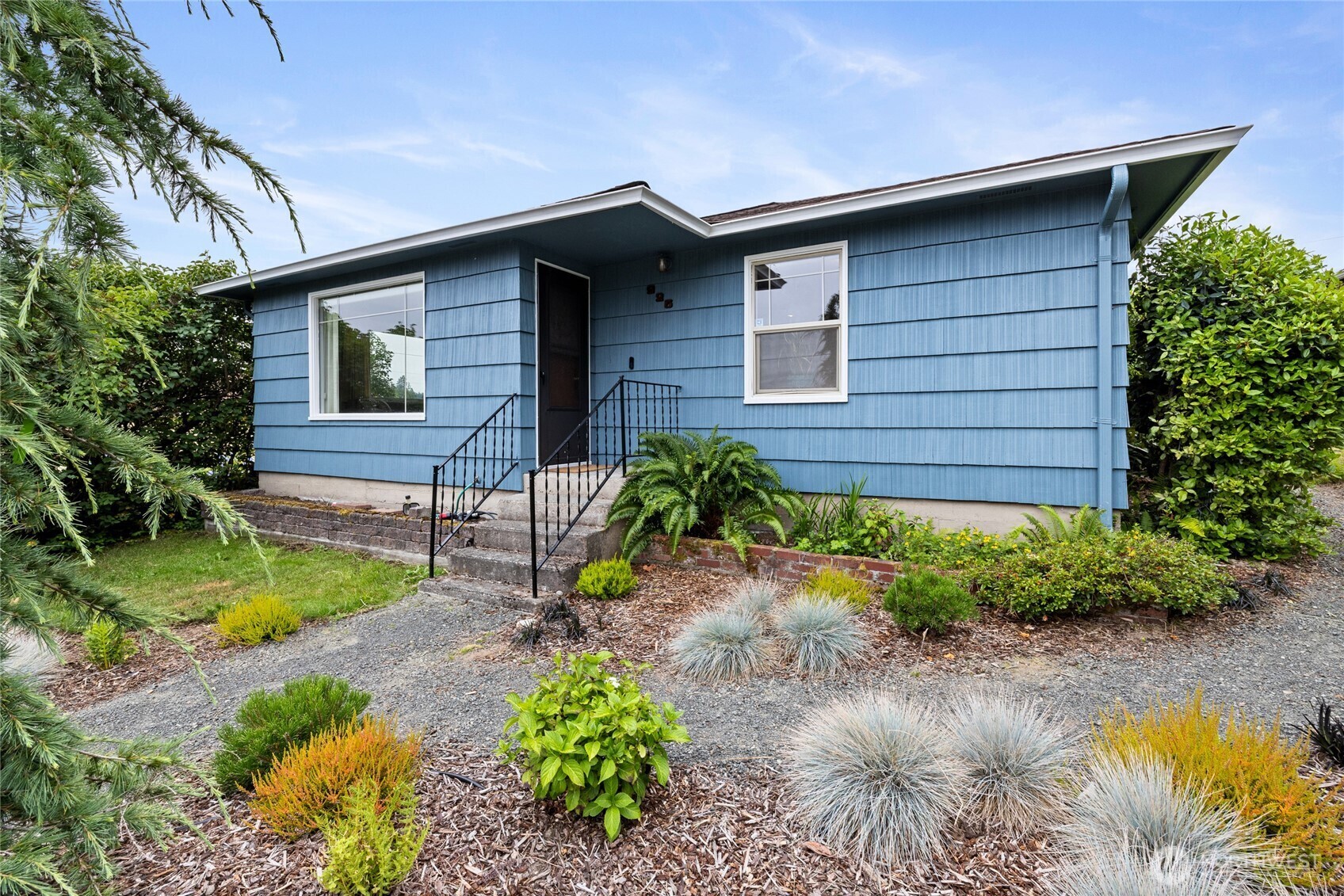 Property Photo:  926 W Tenth Street  WA 98363 