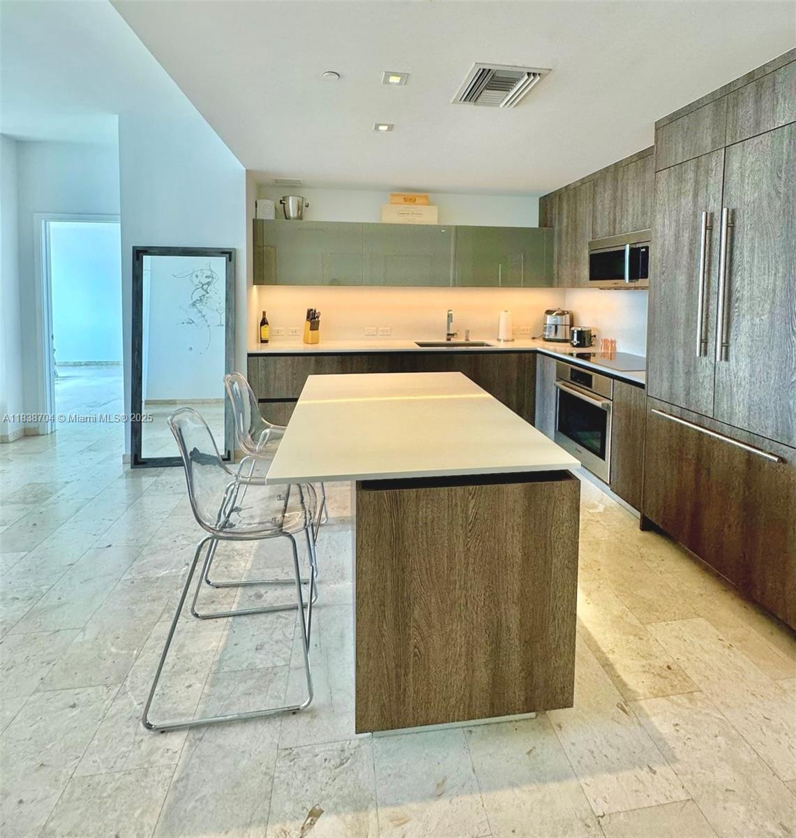 Property Photo: 88 SW 7th St 1805 FL 33130