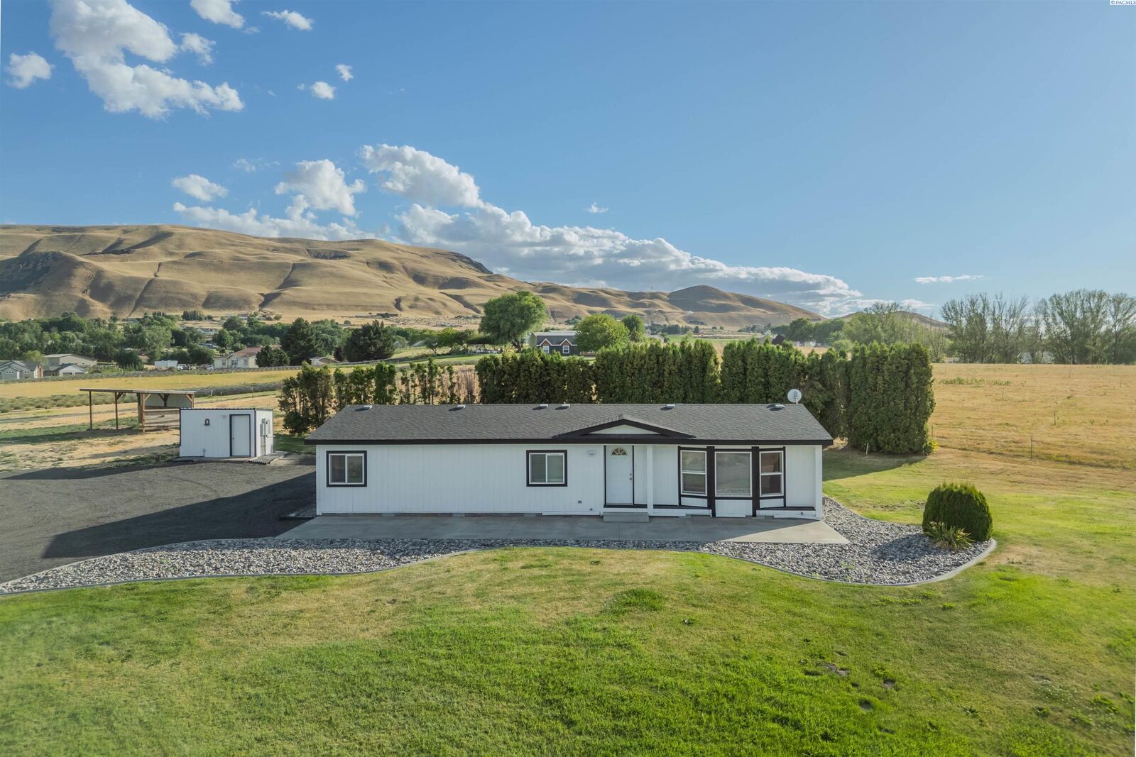 Property Photo: 39304 N 114th Pr NW WA 99320