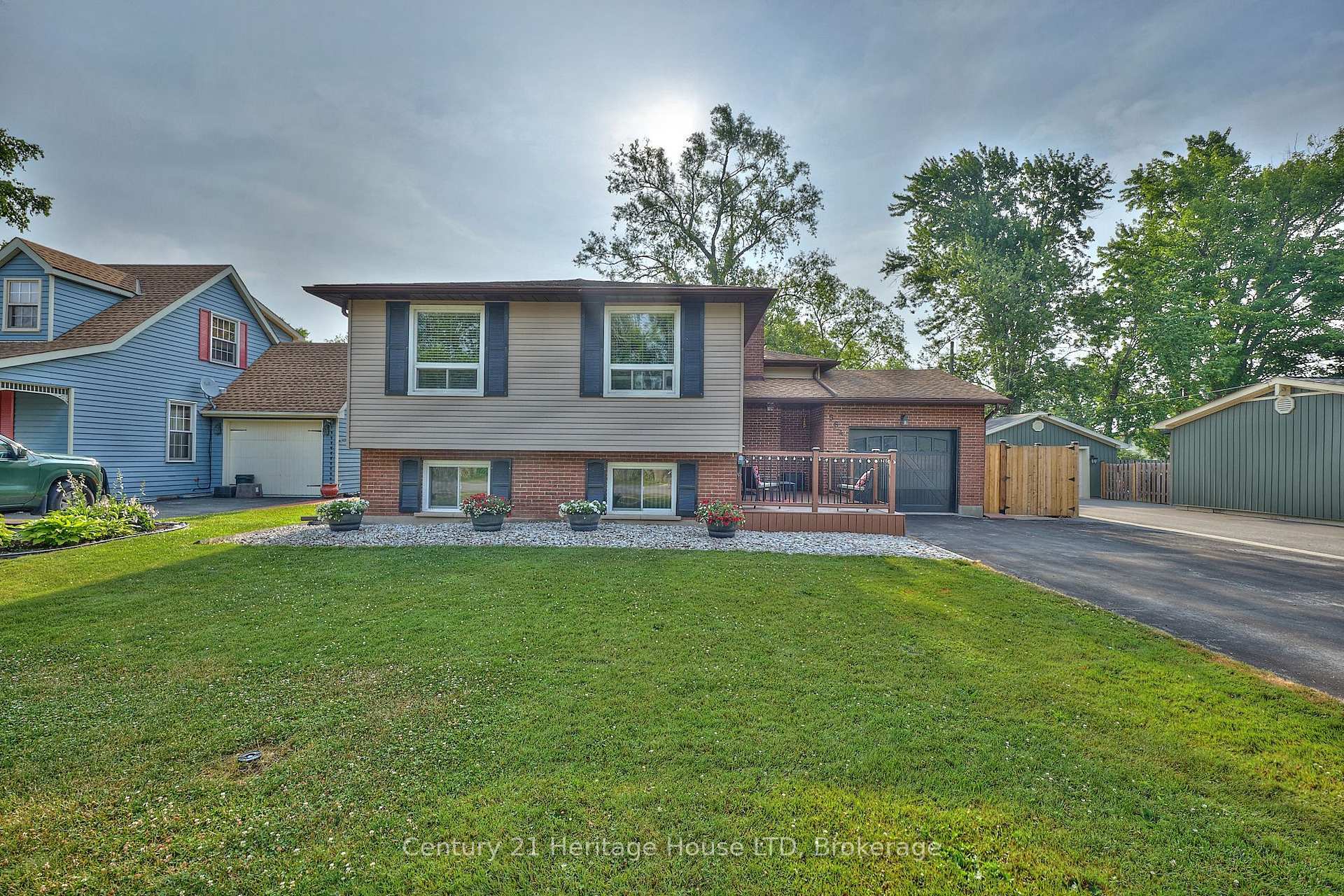 Property Photo:  564 Lakeside Road  ON L2A 4Y1 