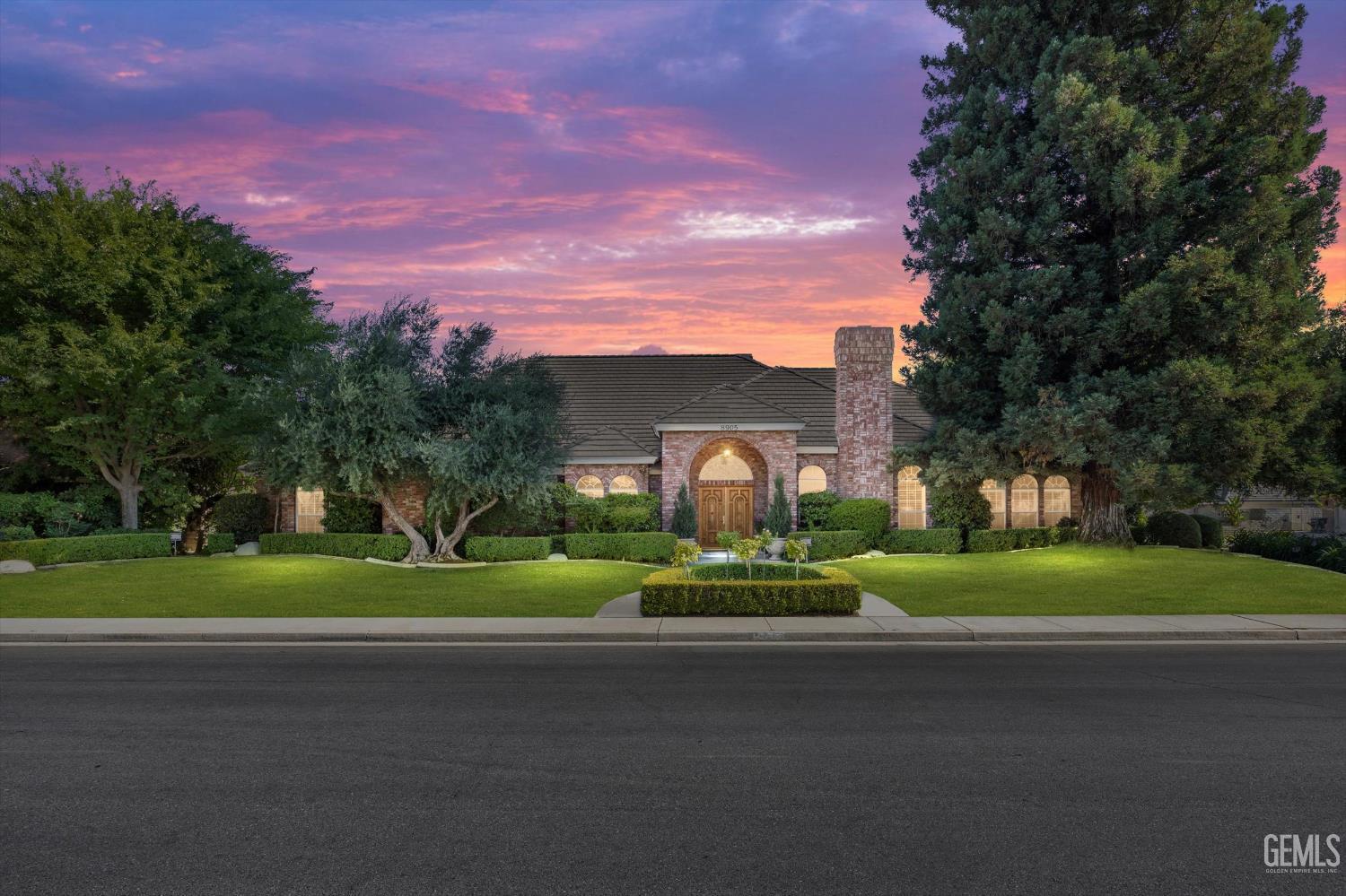 Property Photo: 8905 Saint Cloud Lane CA 93311
