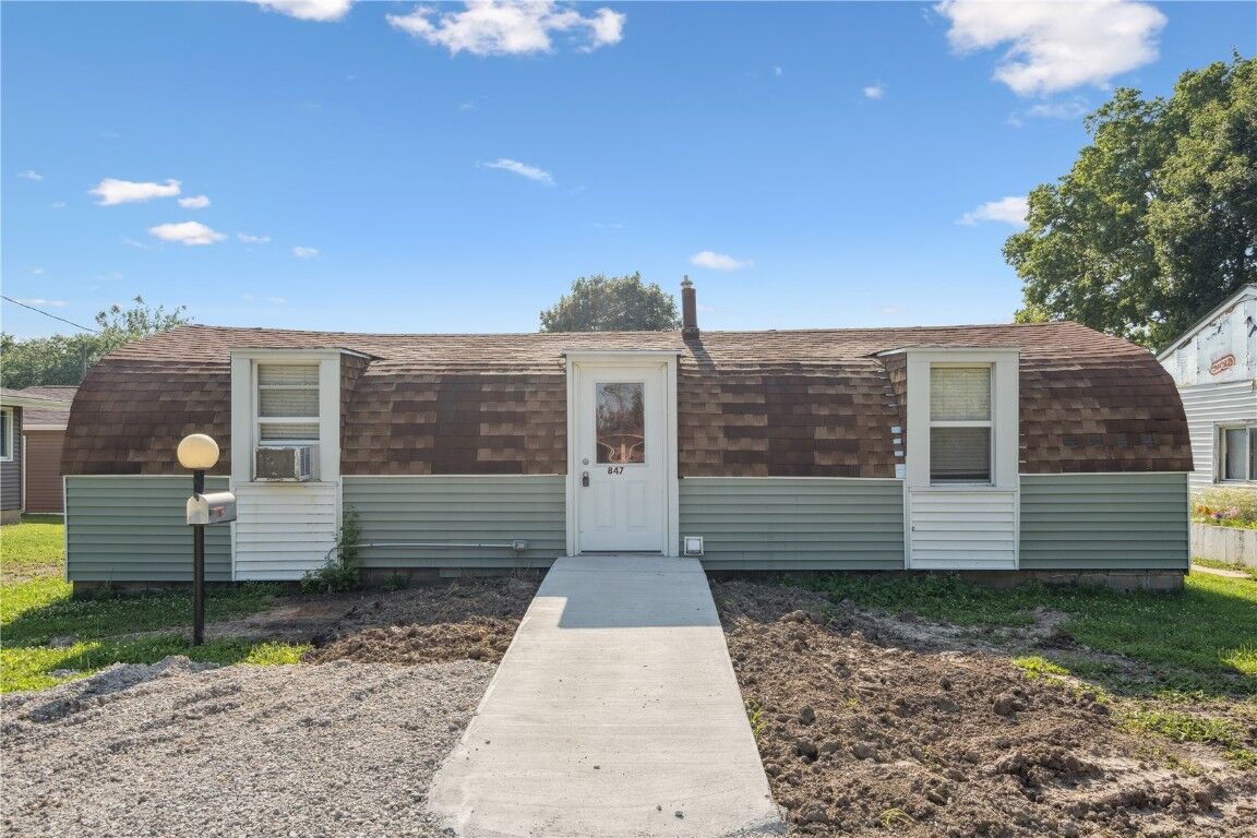 Property Photo: 847 Lincoln Avenue IA 52301