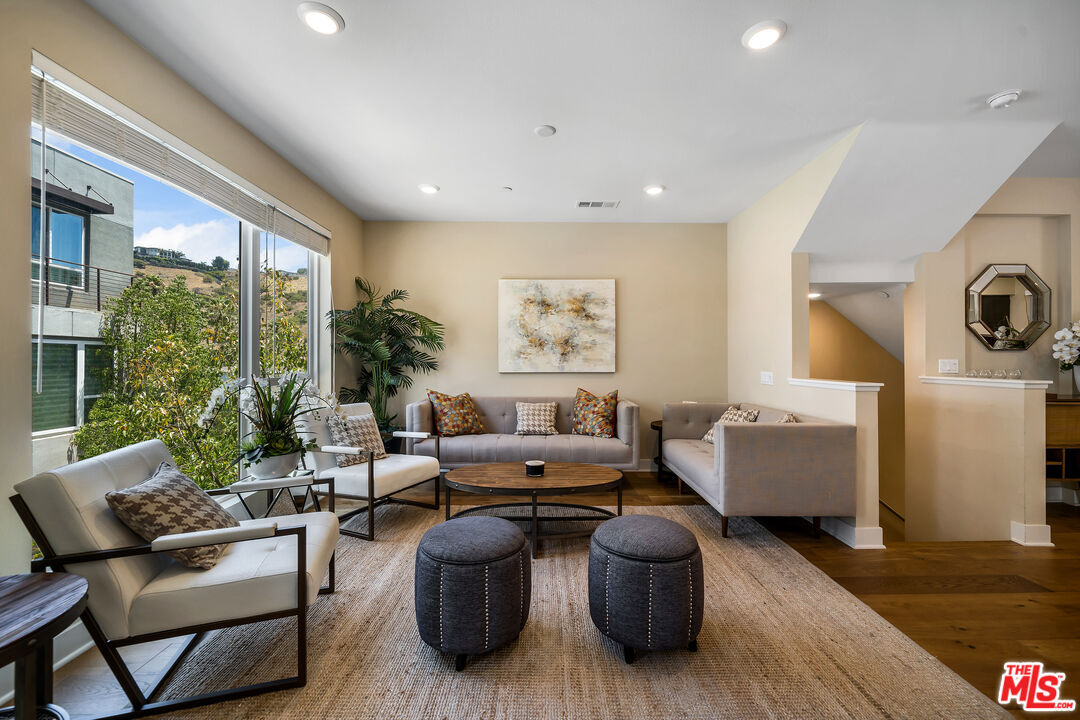 6746 W Gill Way  Los Angeles CA 90068 photo