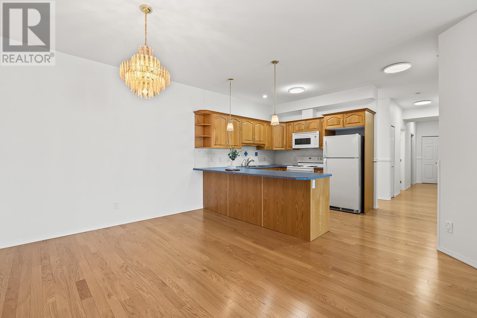 Property Photo: 250 Hollywood Road South 406 BC V1X 3S9