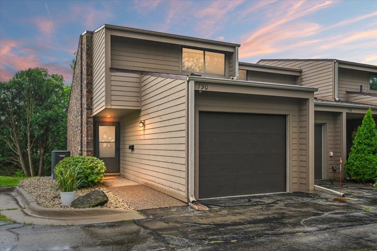 Property Photo: 790 Stone Ridge Place IA 52001