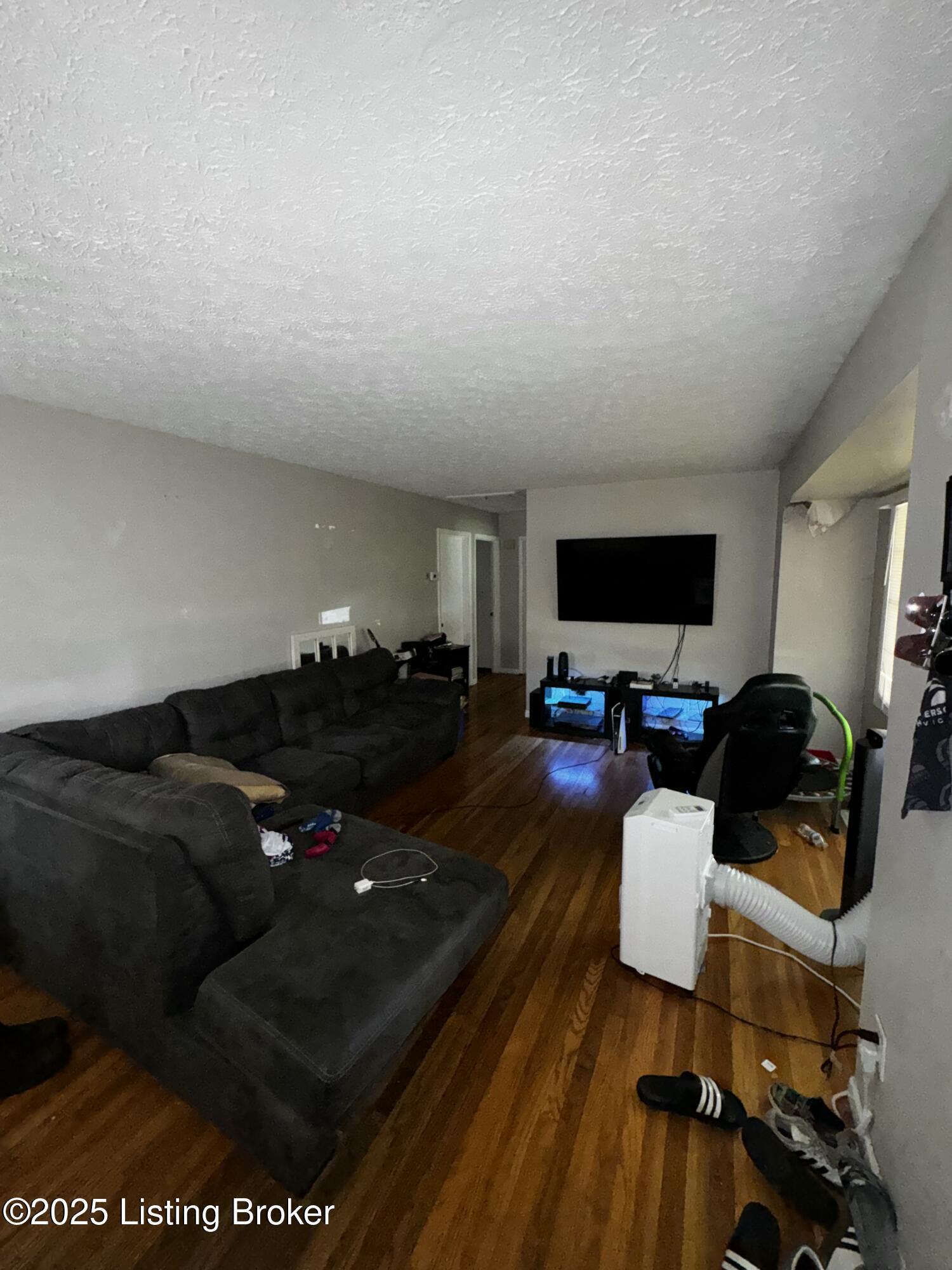 Property Photo:  304 W Southside Ct  KY 40214 