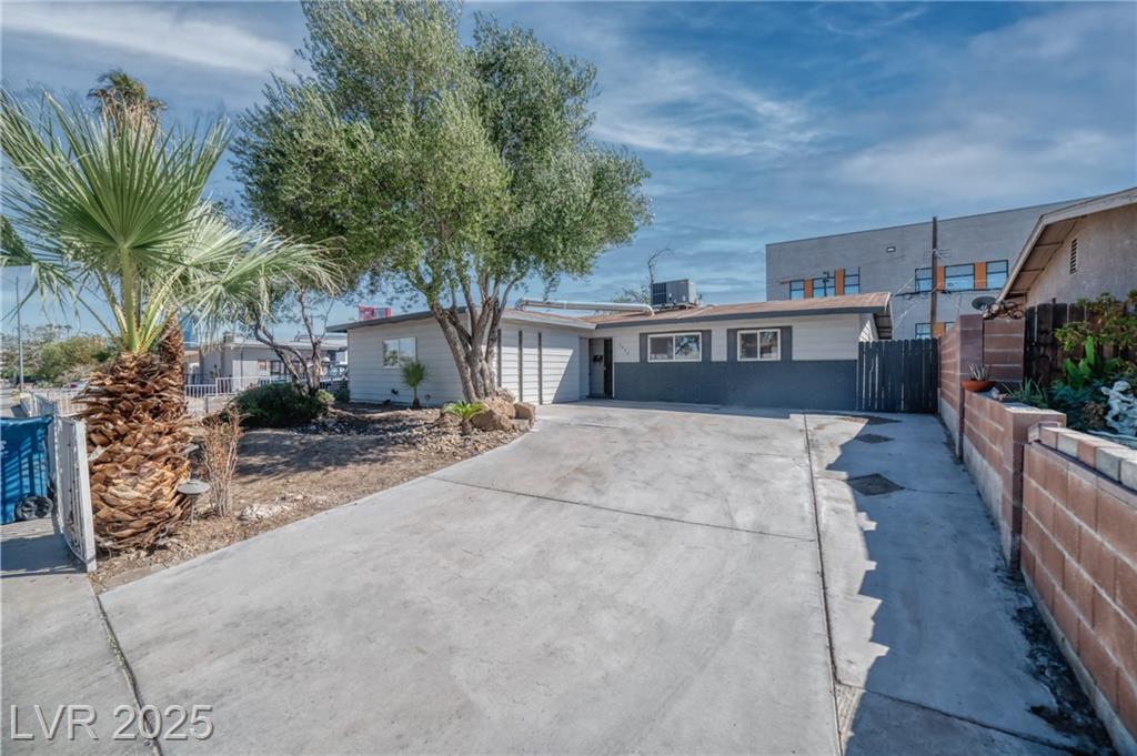 Property Photo: 2825 Kings Way NV 89102
