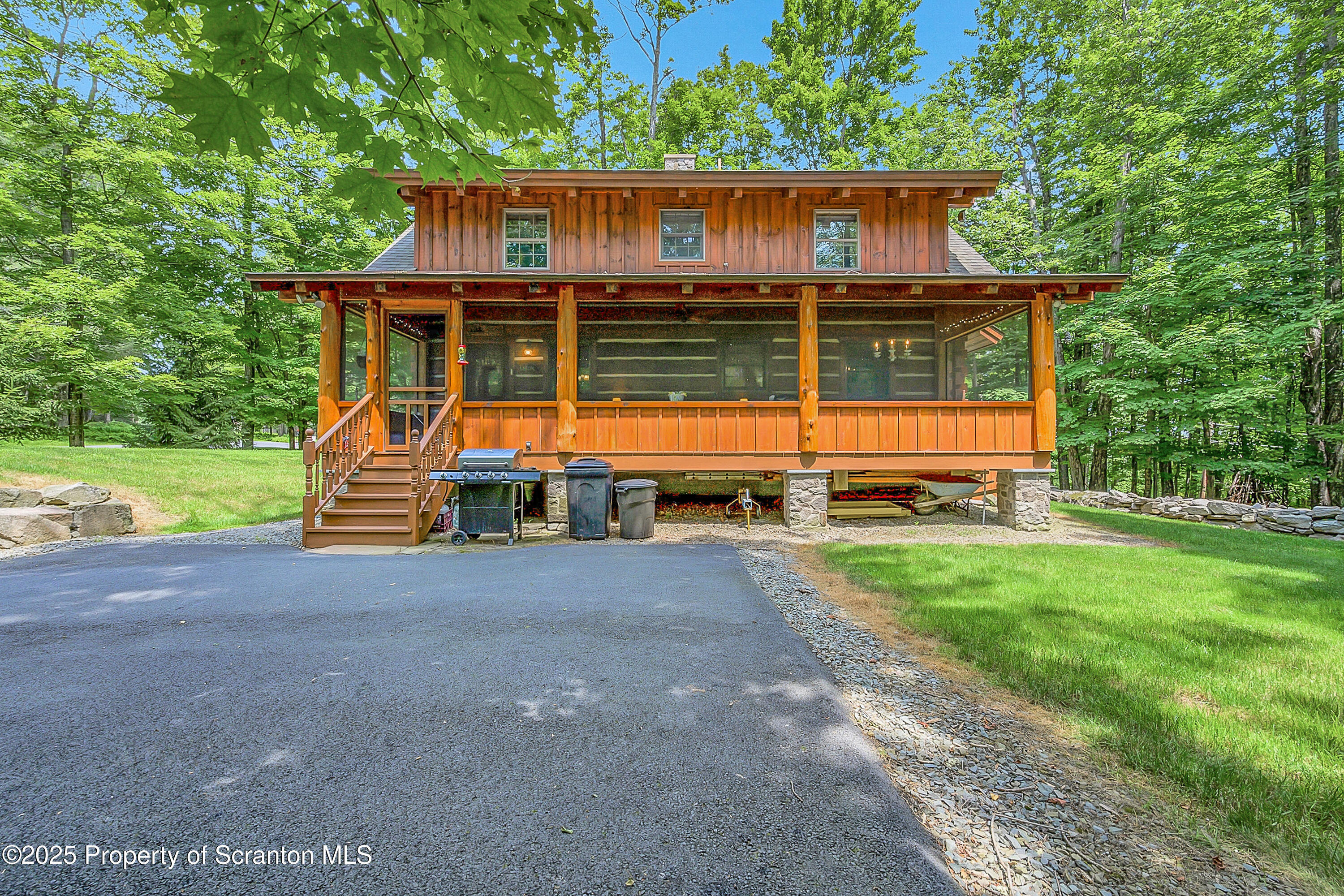 Property Photo: 5 Capricorn Circle PA 18436