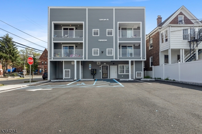 Property Photo: 862 E Jersey St 3 NJ 07201