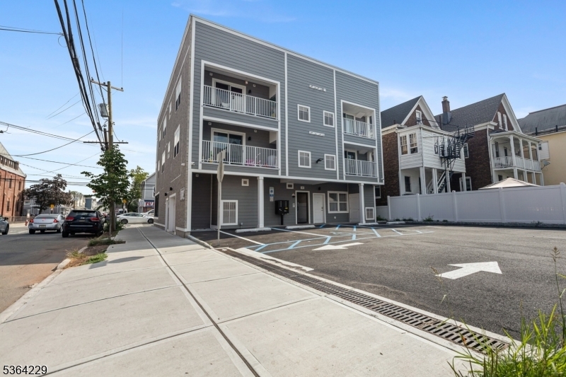Property Photo: 862 E Jersey St 1 NJ 07201