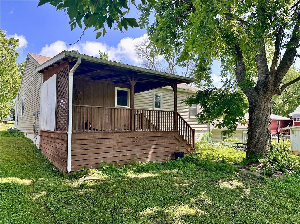 Property Photo: 906 W 13th Court MO 64683