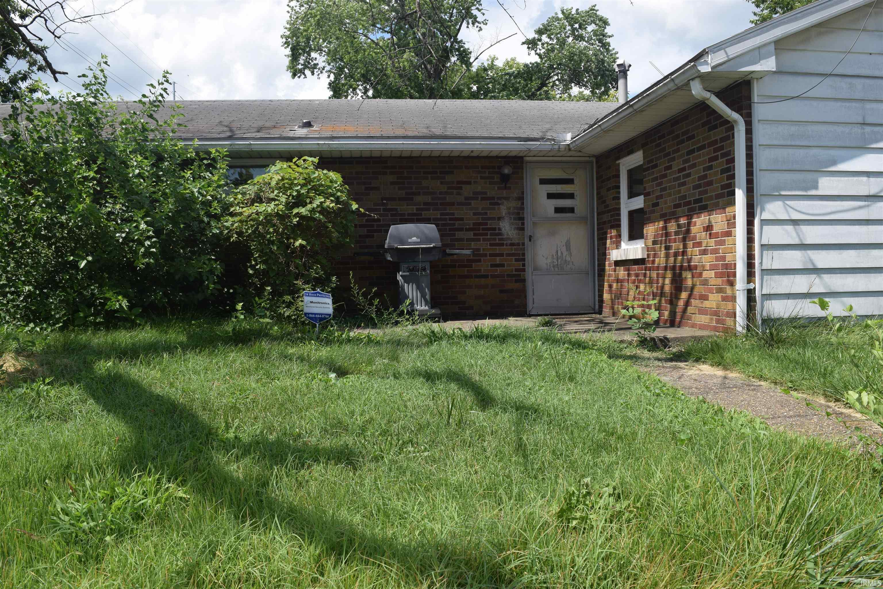 Property Photo: 2601 N Heidelbach Avenue IN 47711