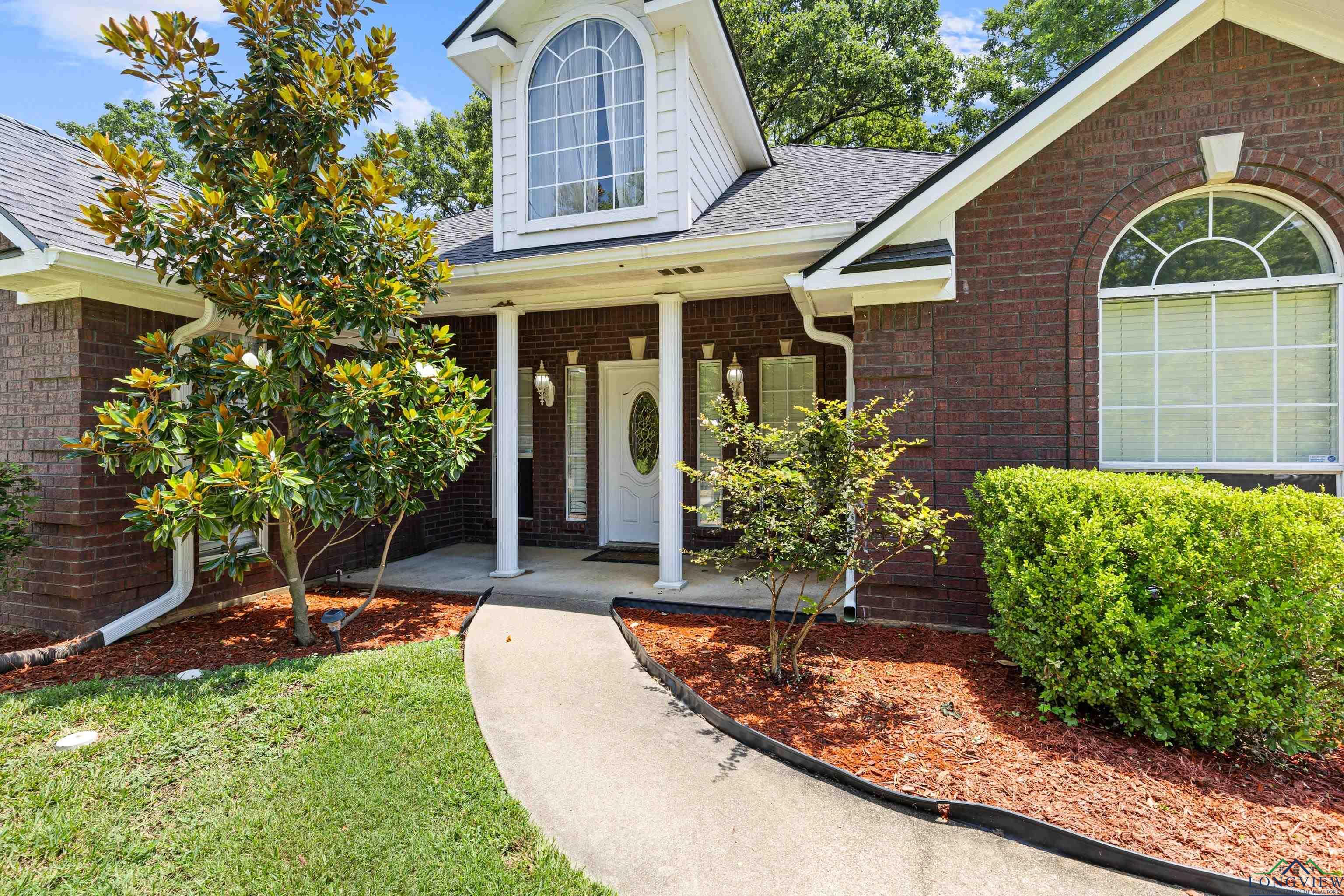 Property Photo: 1410 Nottingham Dr TX 75693