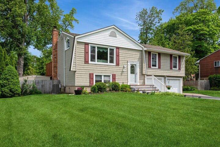 Property Photo:  9 Phyllis Court  NY 11754 