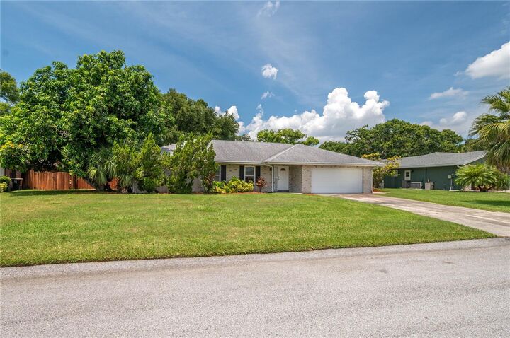 Property Photo: 305 Hernando Road FL 33884