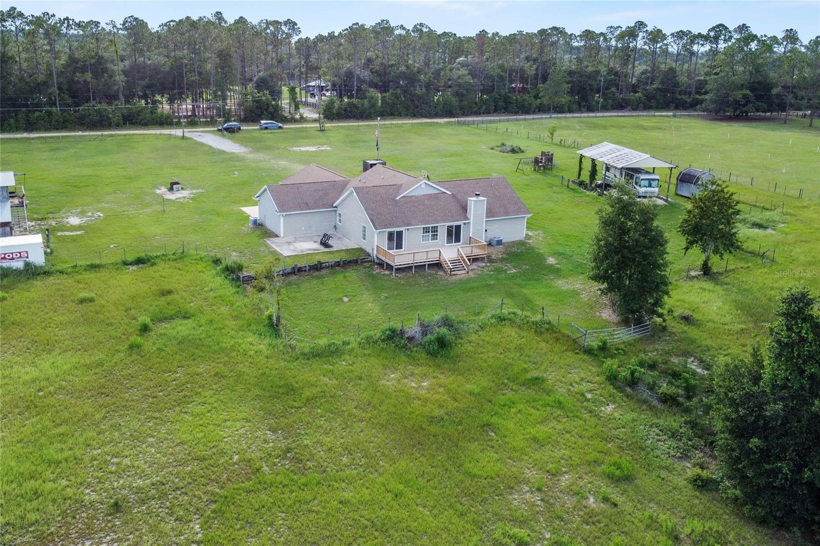 Property Photo: 41636 Outlaw Lane FL 32195