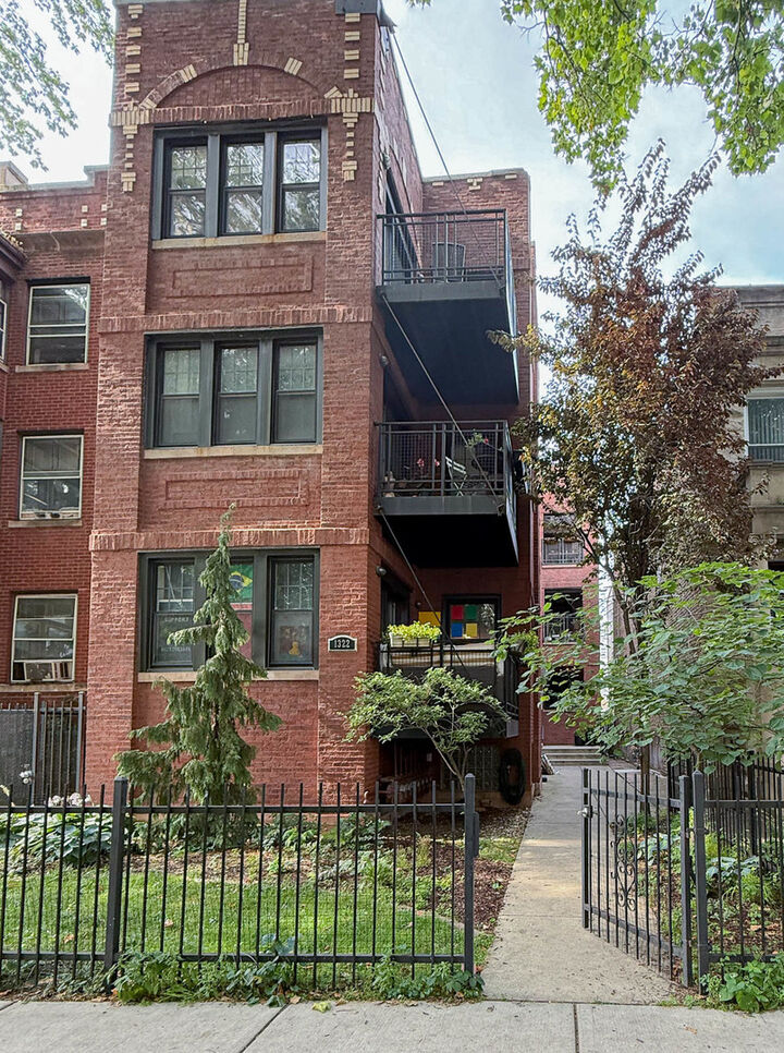 1322 W Winona Street 1N  Chicago IL 60640 photo