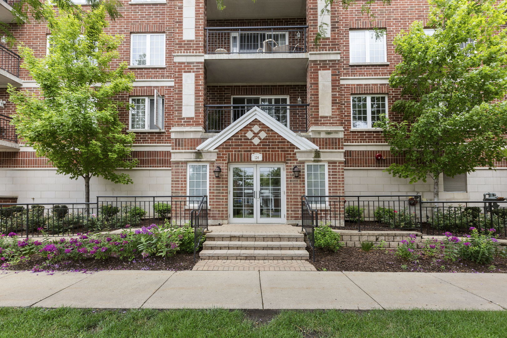 Property Photo: 124 W Colfax Street 301 IL 60067