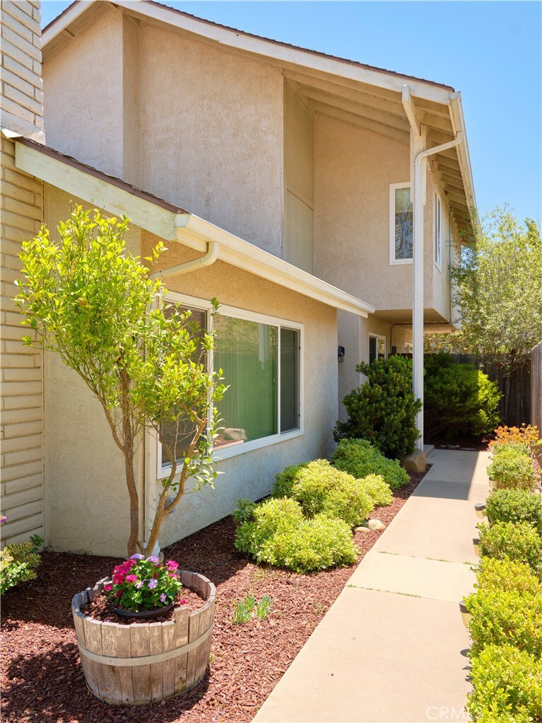 Property Photo:  402 Espalier Drive  CA 93455 