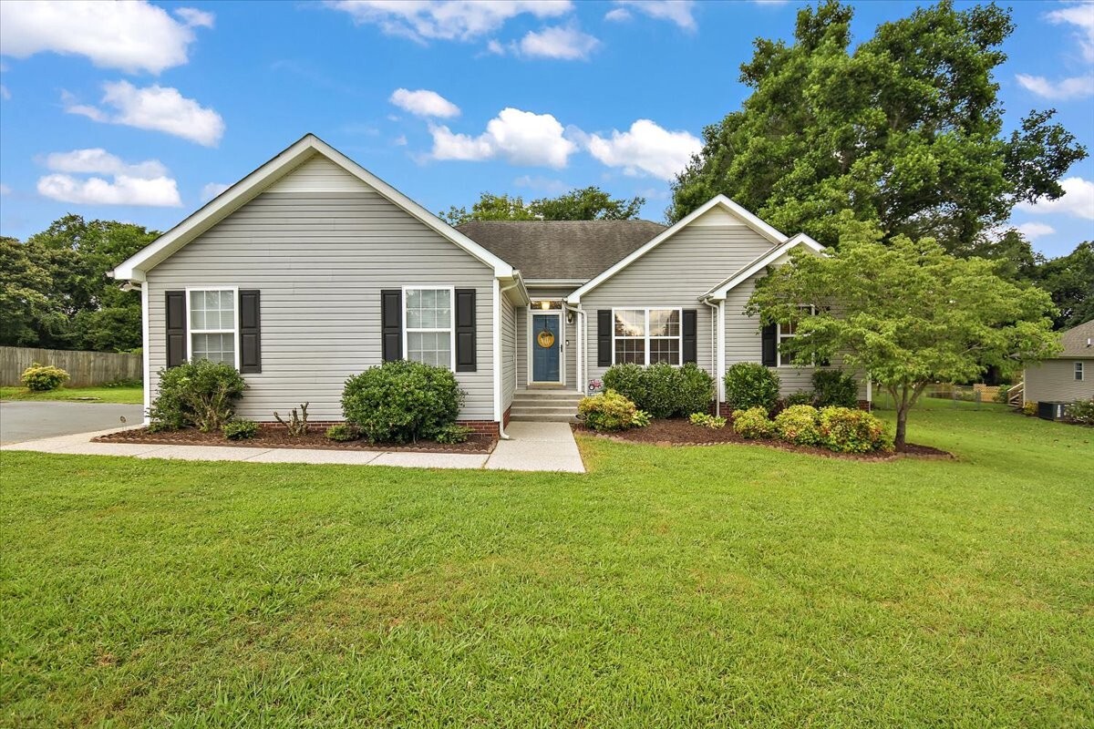 Property Photo: 1627 Jarratt Dr TN 37153