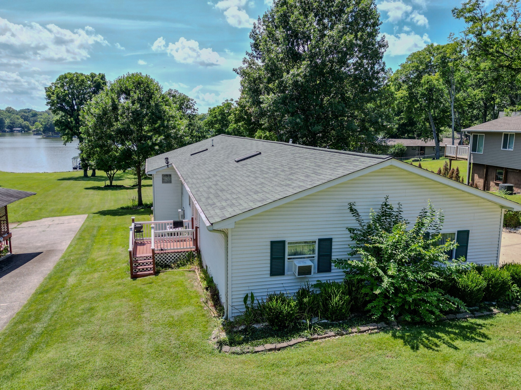 Property Photo: 1210 Bayview Dr TN 37066