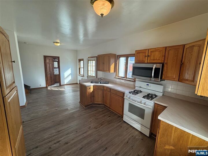 Property Photo:  125 Kansas Street  NJ 07601 
