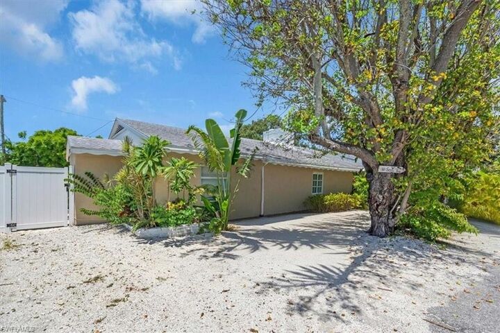 Property Photo: 1761 Siesta Dr FL 34239