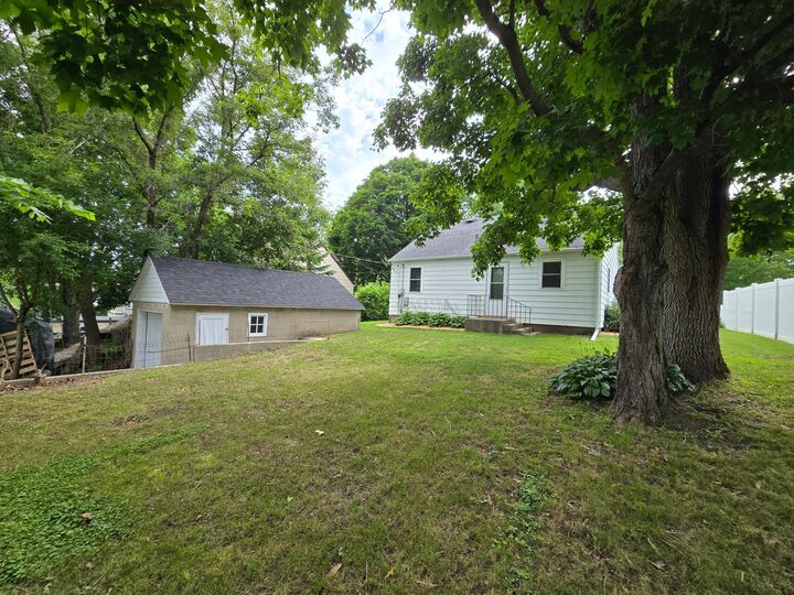 Property Photo:  818 Kenwood Street  MN 56308 