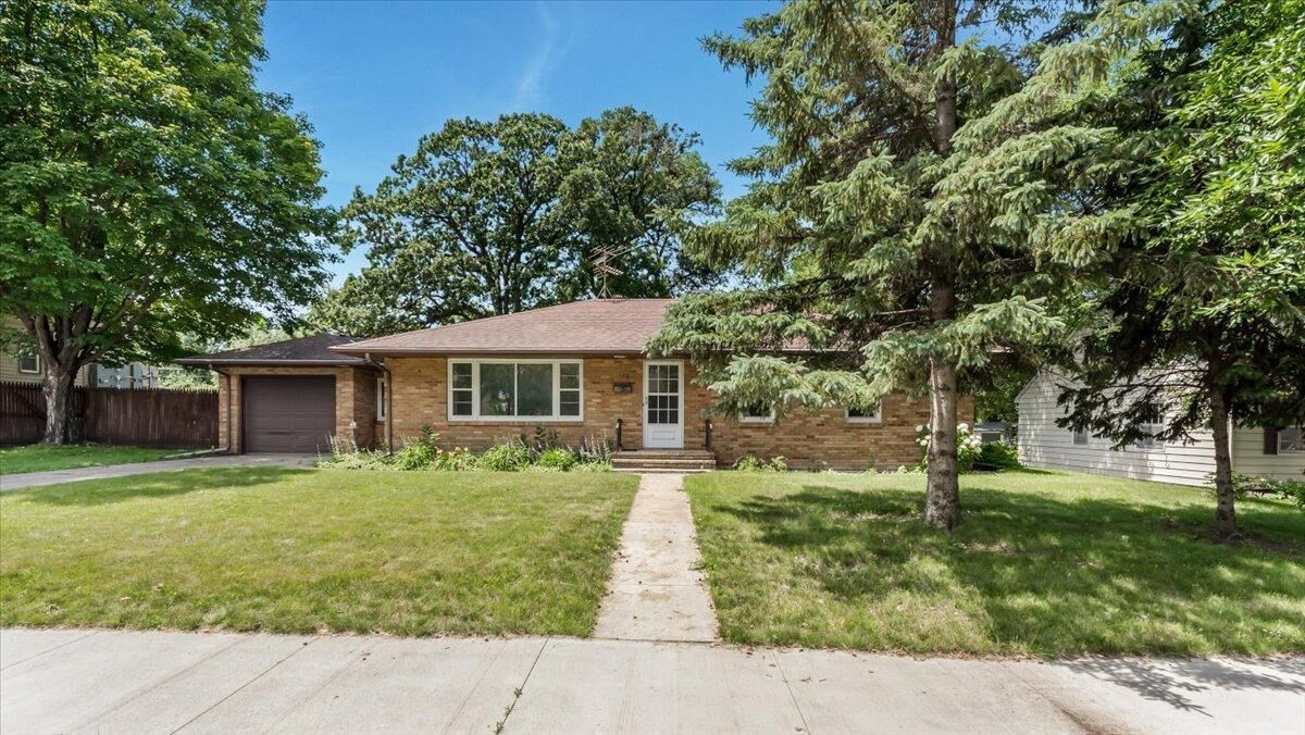 Property Photo:  1220 Irving Street  MN 56308 