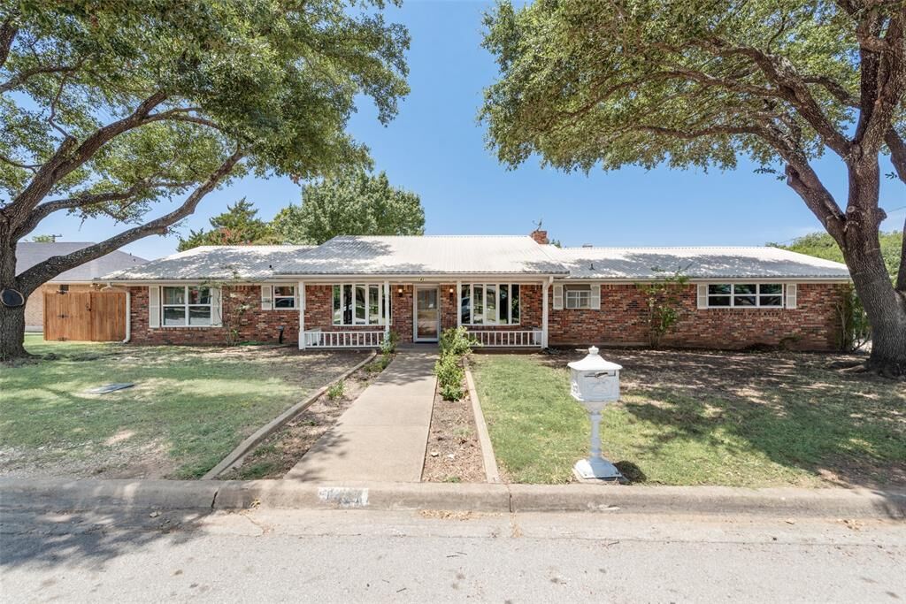 Property Photo: 1421 Meadow Lane TX 76065