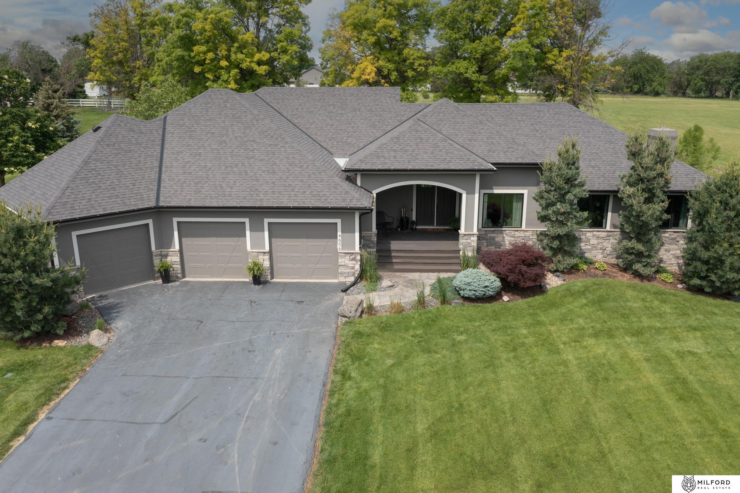 Property Photo: 4606 S 184th Plaza NE 68135