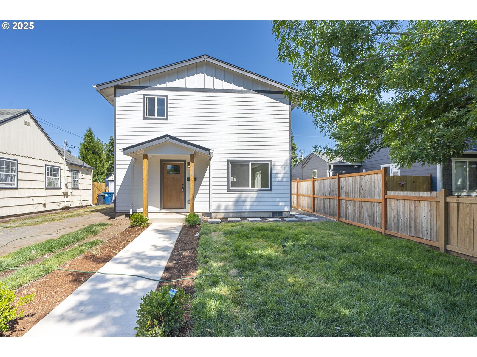 Property Photo:  1043 6th St  OR 97304 