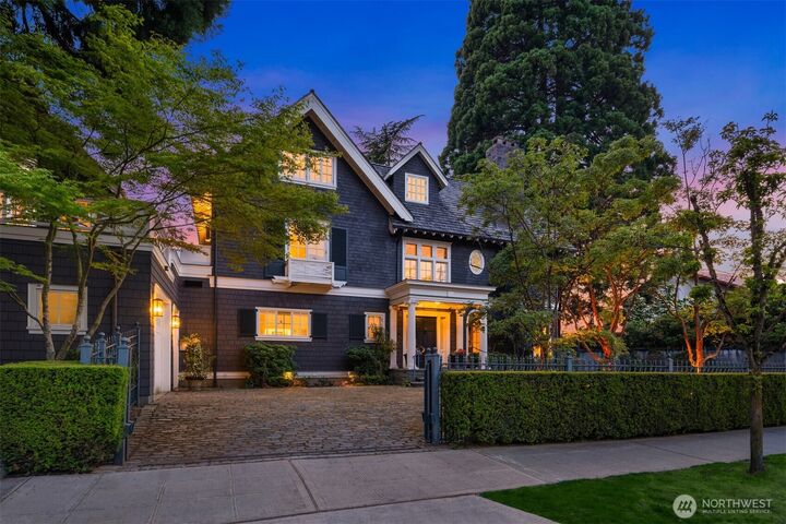 Property Photo: 1617 Federal Avenue E WA 98102